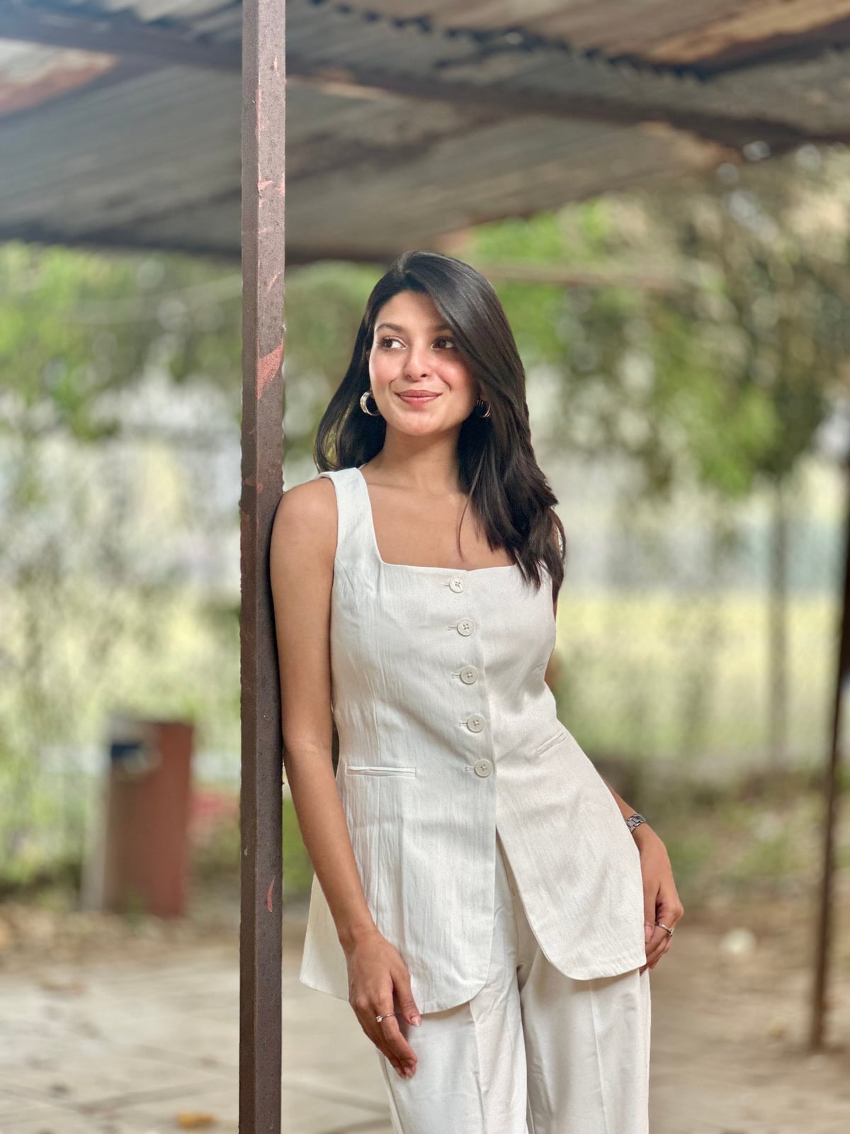Casual White Vest with Square Neckline and Trousers Casual White Vest with Square Neckline and Trousers — Trendy White Vest Outfit