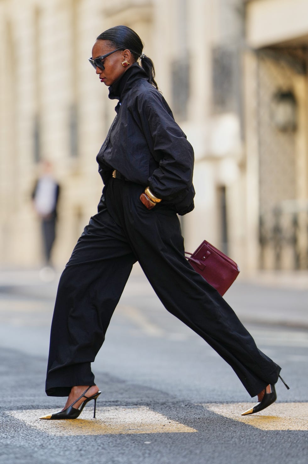 Monochromatic Oversized Black Windbreaker Look Monochromatic Oversized Black Windbreaker Look — Trendy Windbreaker Outfits