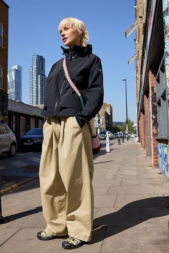 Casual Beige Pants With Hooded Black Windbreaker Casual Beige Pants With Hooded Black Windbreaker — Trendy Windbreaker Outfits