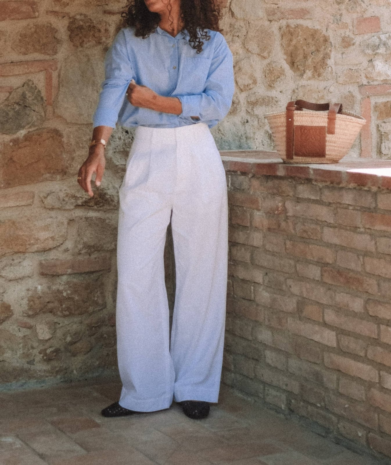 Light Blue Striped Shirt and White Wide-Leg Trousers, Close-Up Take Light Blue Striped Shirt and White Wide-Leg Trousers, Close-Up Take — Trendy Work Outfits Women Office