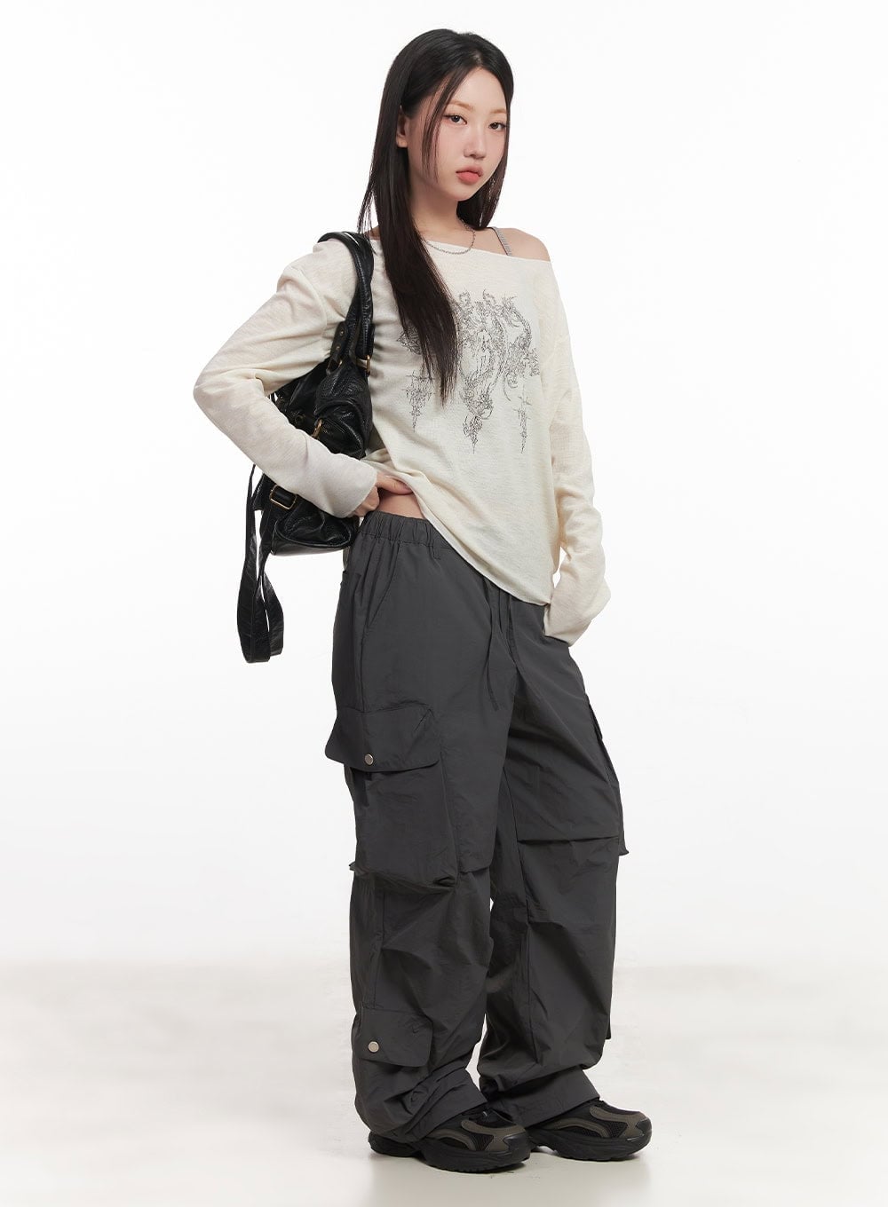 Off-Shoulder Top Baggy Cargo Pants With Chunky Black Sneakers Off-Shoulder Top Baggy Cargo Pants With Chunky Black Sneakers — Trendy Y2K Style