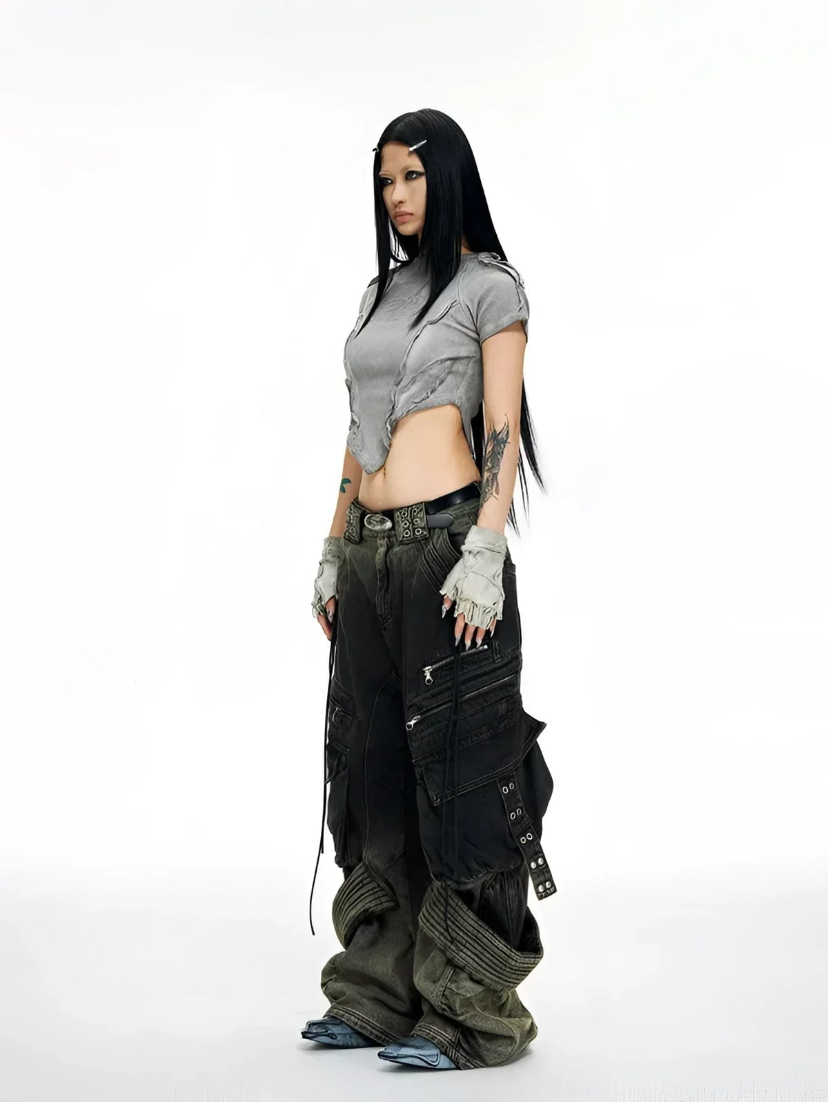 Oversized Cargo Pants and Grey Cropped T-Shirt Y2K Party Oversized Cargo Pants and Grey Cropped T-Shirt Y2K Party — Y2K Party Outfit Inspiration