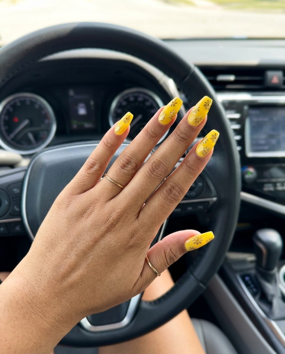Gold Chrome Daisy Nails 2026: Chic Summer Chic gold chrome daisy accent nails in bright yellow for summer dates and events. Yellow summer nails 2026.